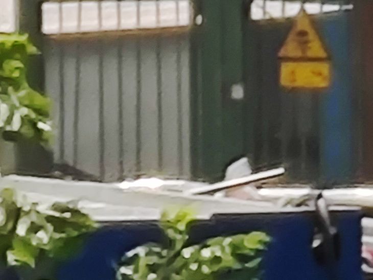 Photo of a road sign with a 120x zoom