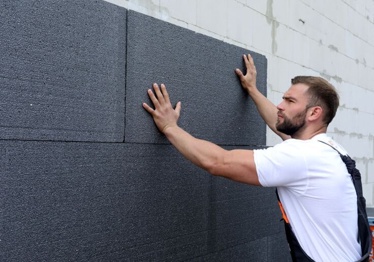 Termomoizolacja ścian domu grafitowym styropianem