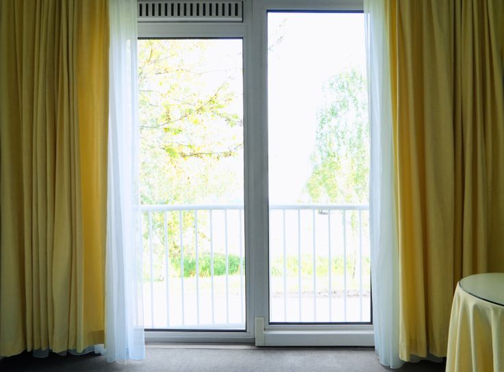 Jak wybrać firany na okno balkonowe