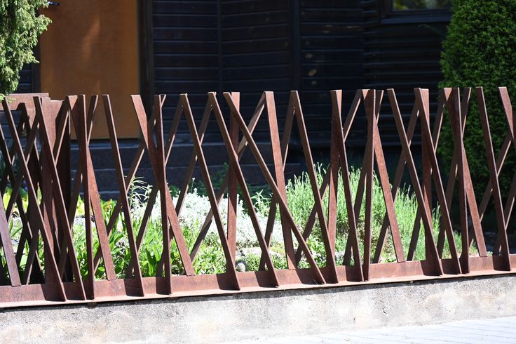 ciekawe ogrodzenie posesji metalowe.jpg