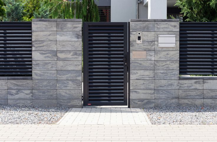 ciekawe ogrodzenie posesji z wideofonem i skrzynką na listy.jpg