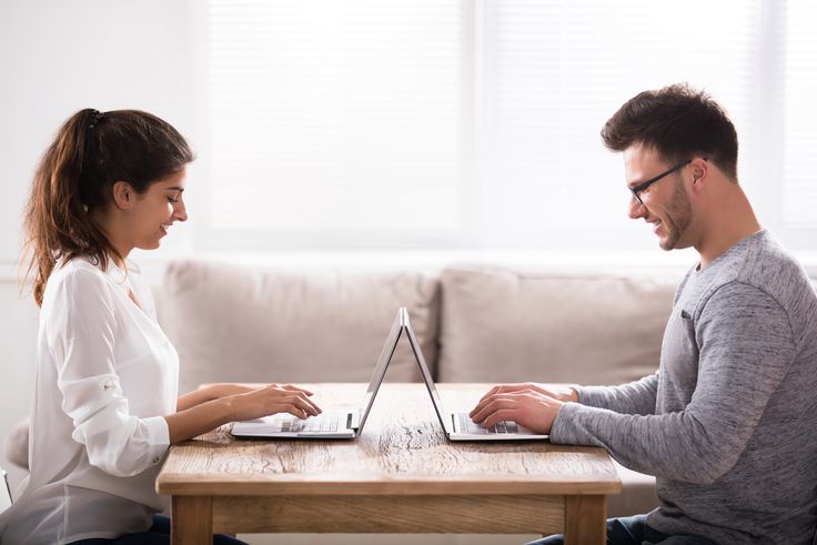 dwie osoby przy komputerach decyzja