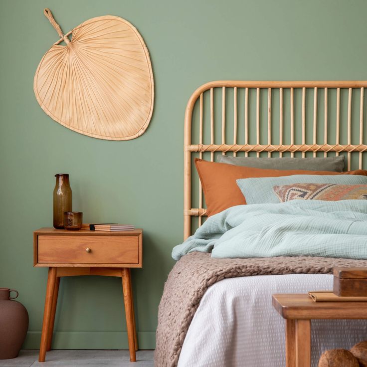 przytulna sypialnia kolor szałwiowy