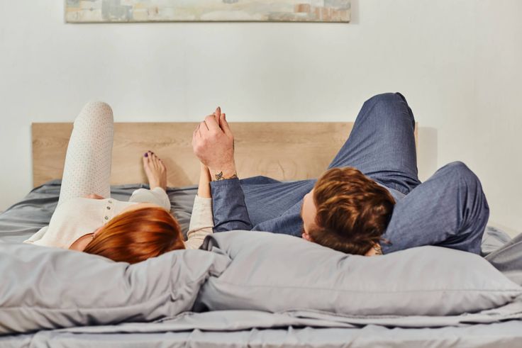 przytulna sypialnia para w łóżku.jpg