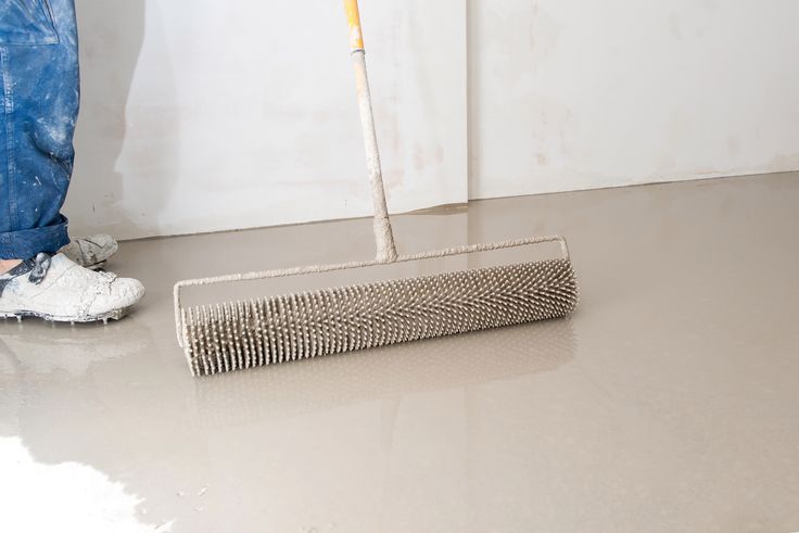 wałek kolczysty do wylewki podłogowej