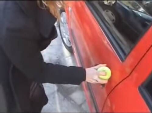 pileczka tenisowa pomoze otworzyc auto (3)