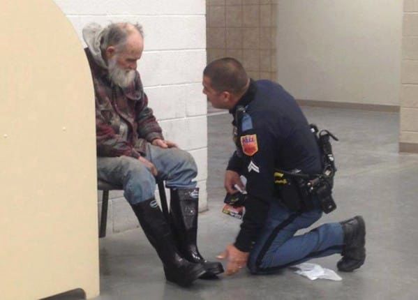 policjant-pomaga-bezdomnemu (4)