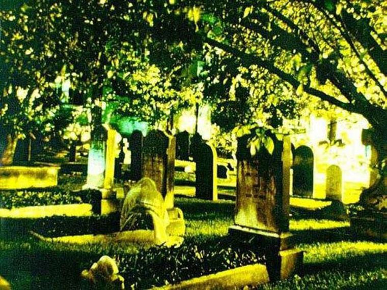 duchy na cmentarzach