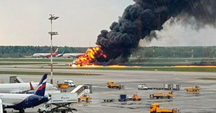 przerażający pożar samolotu w Rosji