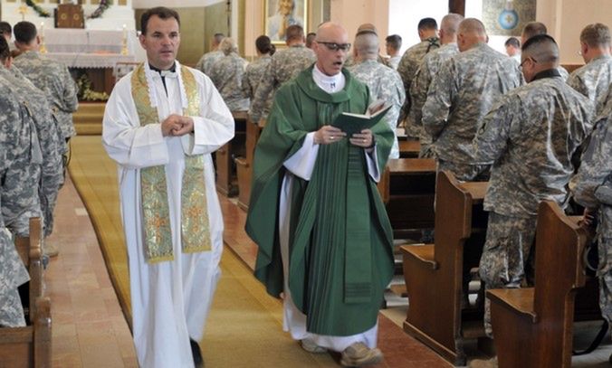 Ile zarabiają księża w wojsku