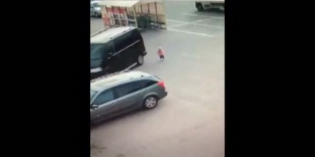 11-miesięczna dziewczynka wpadła pod koła busa na parkingu
