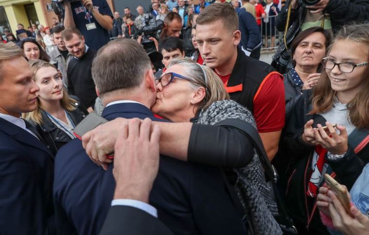 kobieta pocałowała prezydenta Andrzeja Dudę