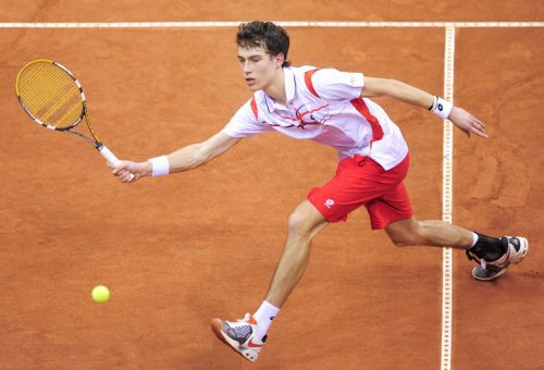 Młodziutki Janowicz w swoim pierwszym meczu w cyklu seniorskim wywalczył tylko pięć gemów.