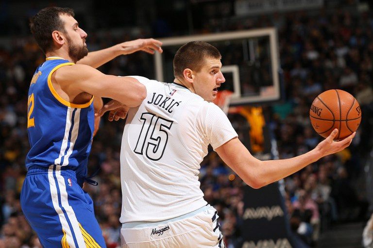 Nikola Jokić (numer 15) kontra Andrew Bogut