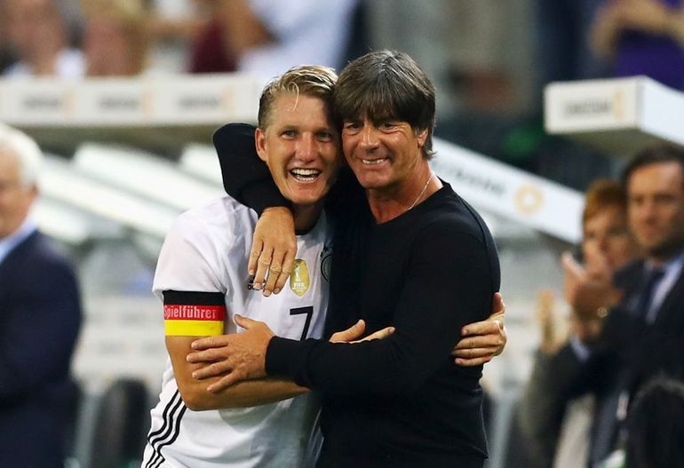 Bastian Schweinsteiger (z lewej) i Joachim Loew (z prawej).