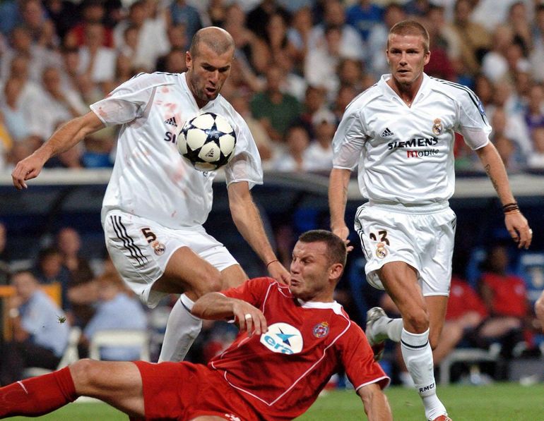 Ostatni mecz Realu z polskim zespołem miał miejsce 25 sierpnia 2004. "Królewscy" podejmowali wówczas Wisłę Kraków. Przy piłce Zinedine Zidane, obecny trener Realu/Fot. PAP/EPA/Ballesteros