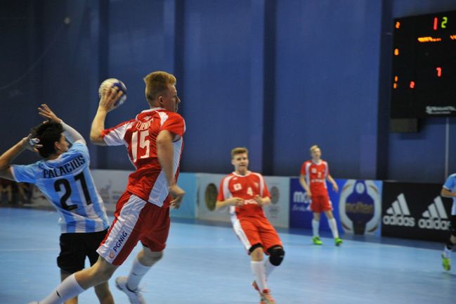 Alan Guziewicz w akcji w meczu reprezentacji Polski juniorów (fot. IHF)