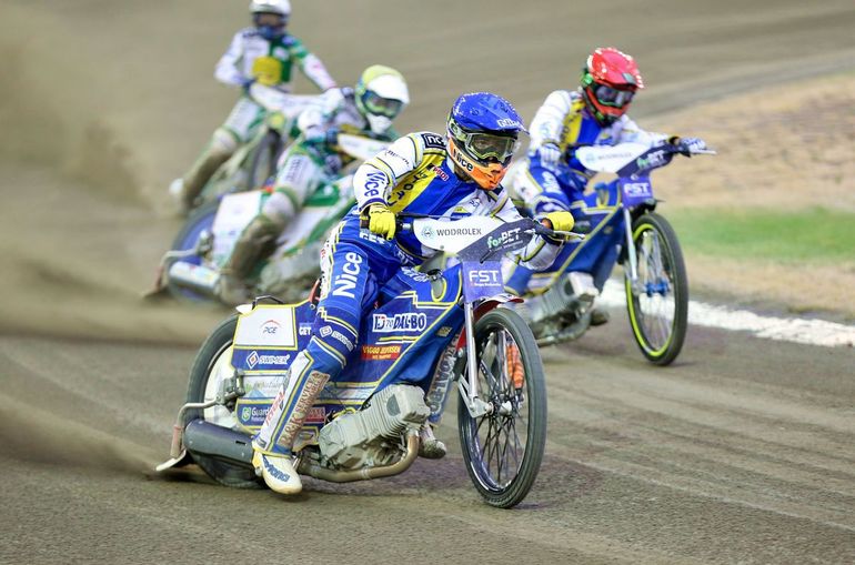 Chris Holder trzyma krawężnik. Z prawej Niels Kristian Iversen.