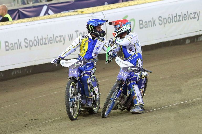 Chris Holder i Jason Doyle gratulują sobie biegowej wygranej.