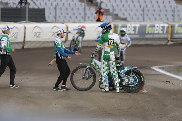 Matej Zagar zdaje się pytać, dlaczego motocykl przestał jechać.