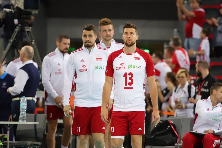 Na pierwszym planie Michał Kubiak, kapitan reprezentacji Polski siatkarzy. Za nim Fabian Drzyzga, Mateusz Bieniek i Dawid Konarski