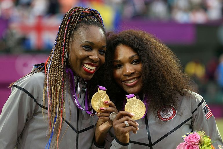 W Londynie to Serena Williams (z prawej) cieszyła się z dwóch złotych medali, a Venus - z jednego