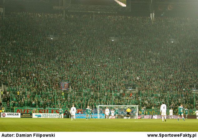 Komplet kibiców na stadionie Śląska zadba o odpowiednią atmosferę podczas meczu z Sevillą