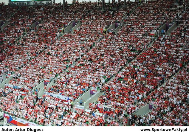 Biało-czerwone trybuny na Stadionie Miejskim we Wrocławiu