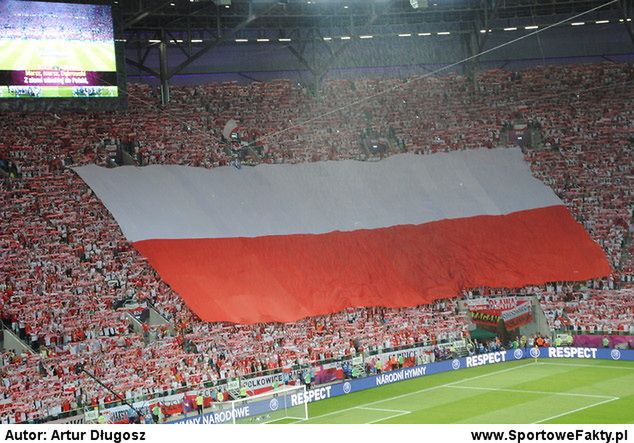 Wielka biało-czerwona flaga na Stadionie Miejskim we Wrocławiu