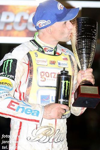 Tomasz Gollob w 2010 roku został mistrzem. Na półmetku liderem był wówczas Jarosław Hampel, a Polacy zdominowali cykl SGP