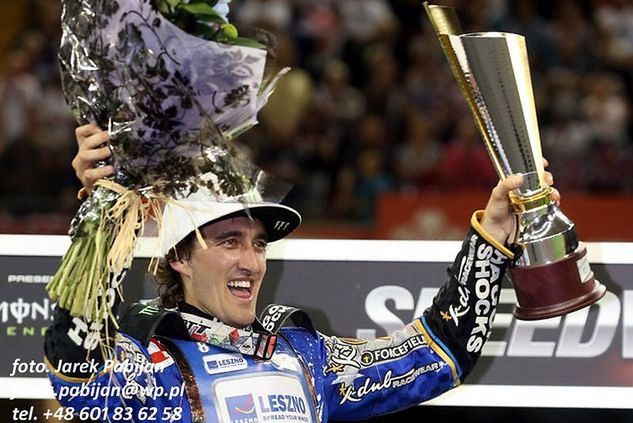 Czy Chris Holder w 2013 roku obronił tytuł mistrzowski wywalczony w poprzednim sezonie? Tylko dwóch żużlowców: Tony Rickardsson i Nicki Pedersen w historii cyklu SGP obroniło złoty medal. Nikomu w dziejach SGP nie udało się jednak triumfować trzy razy z rzędu.