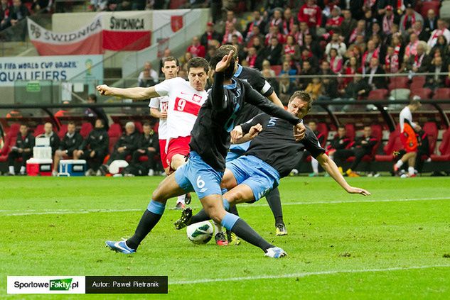 Jagielka w walce o piłkę z Robertem Lewandowskim poczas meczu na Stadionie Narodowym