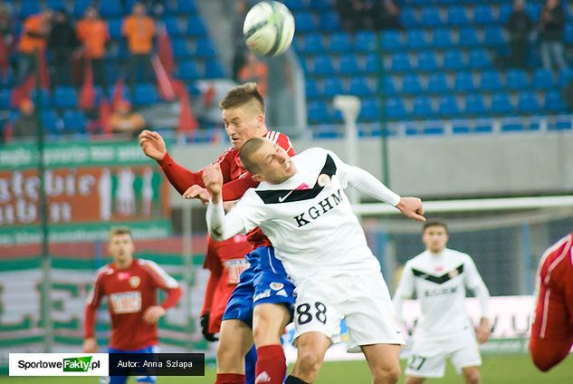 Kamil Wilczek, tu jeszcze w koszulce Zagłębia, wraca na stare śmieci