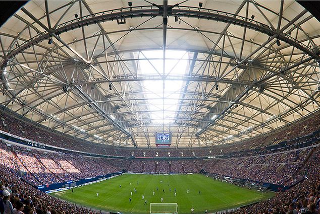 Stadion w Gelsenkirchen podczas meczu piłkarskiego (fot. veltins-arena.de)