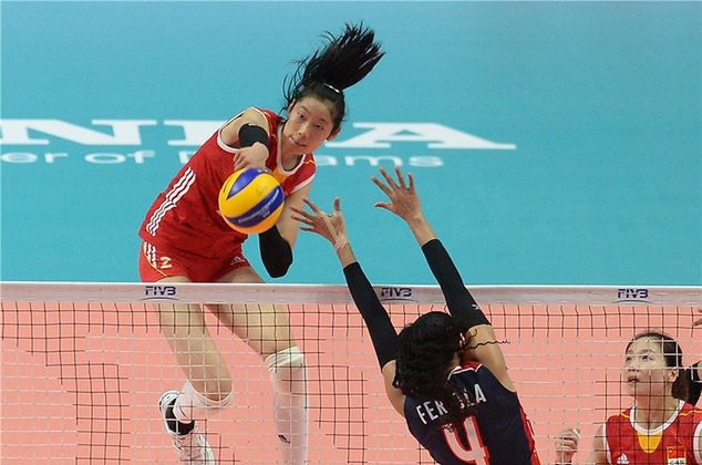 Atak z szóstej strefy w wykonaniu Ting Zhu (fot. fivb.org)