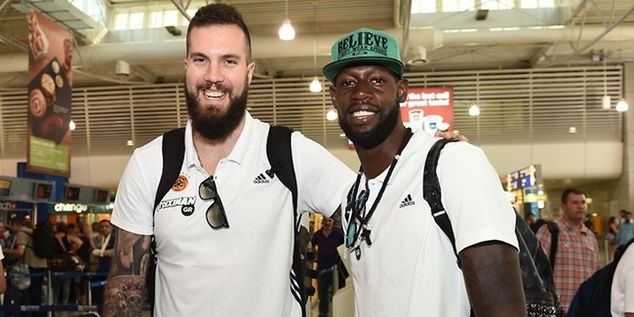 Raduljica i James Gista, którego zabraknie w Zielonej Górze. Źródło: euroleague.net