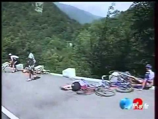 Tragiczny wypadek podczas Tour de France 1995. Fabio Casartelli nie odzyskał już przytomności (Fot. YouTube).