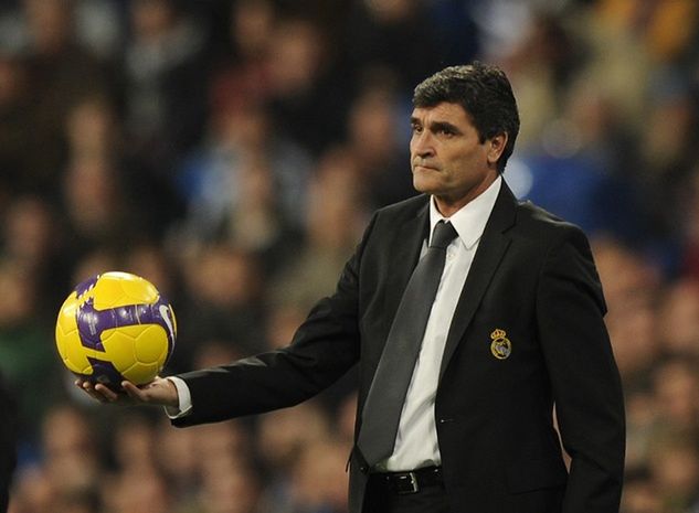 Juande Ramos przegrał na Camp Nou 0:2, później na Bernabeu było jeszcze gorzej (2:6). (fot. AFP)