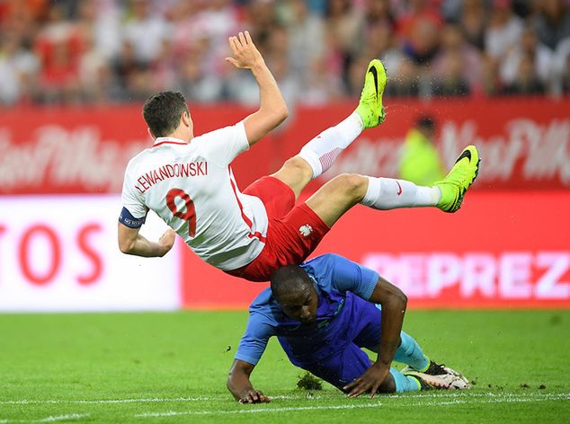 Robert Lewandowski w starciu z Jetro Willemsem (fot. Rafał Oleksiewicz/newspix.pl)