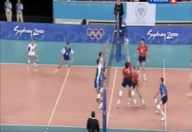 Siergiej Tietiuchin w akcji z lewego skrzydła podczas igrzysk olimpijskich w Sydney 2000 r. / Źródło: YouTube - Rossija2