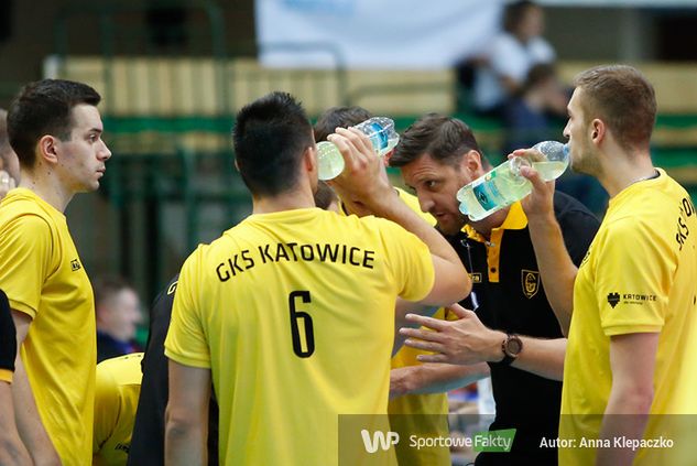 Piotr Gruszka i gracze GKS-u Katowice