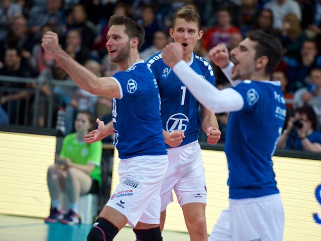 Bartłomiej Bołądź w barwach VfB (nr 1, z tyłu) / Foto: vfb-volleyball.de