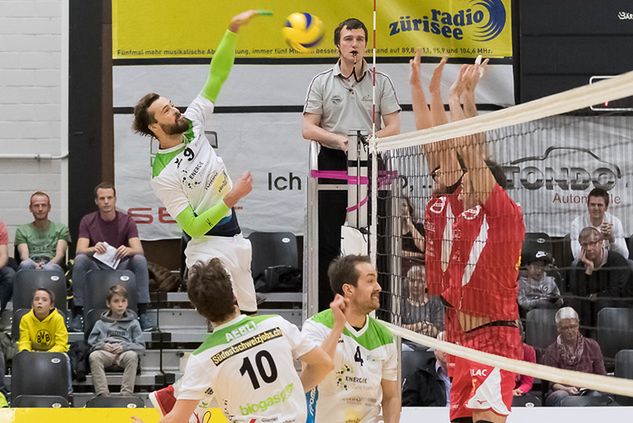 Atakuje Jakub Radomski/ fot. volleynaefels.ch