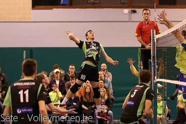 Atakuje Janusz Górski/ fot. volleymenen.be