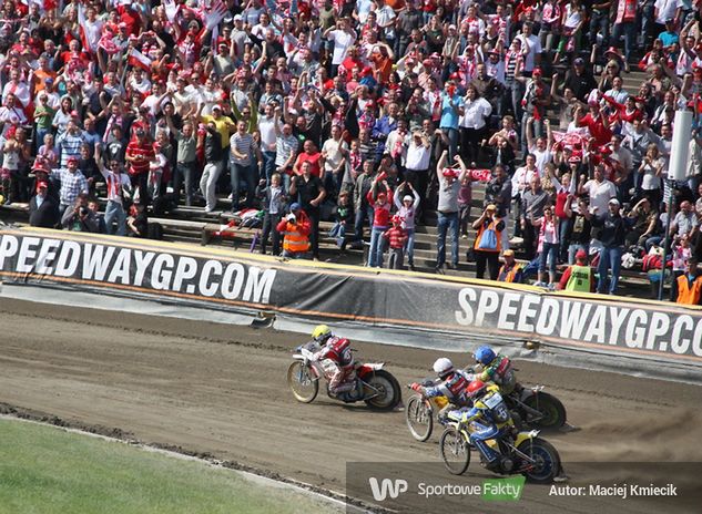 Tomasz Gollob na motocyklu Krzysztofa Kasprzaka w ostatnim wyścigu finału DPŚ w Lesznie w 2009 roku przypieczętował zwycięstwo Polaków.