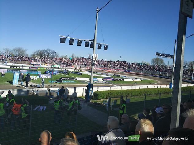 Na trybunach niespełna 5 tysięcy osób, ale ludzie nadal wchodzą na stadion