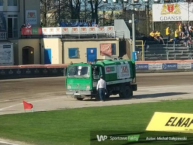 Trener Kędziora tym razem nie jechał polewaczką, jednak konsultował się z kierowcą