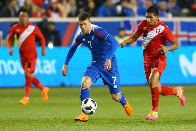 Johann Gudmundsson w niebieskiej koszulce (fot. Mike Stobe/Getty)