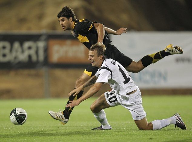 Jagiellonia vs. Aris. Kamil Grosicki w walce z rywalem (fot. Przegląd Sportowy/Newspix.pl)