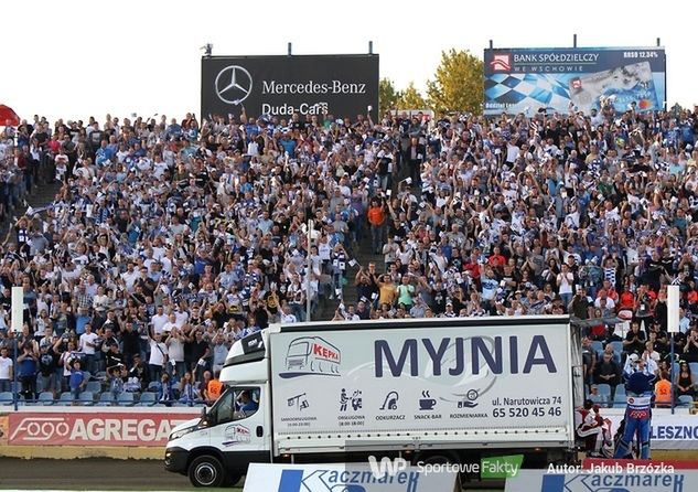 Kibice na stadionie w Lesznie